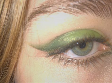 green eyeshadow Makeup For Downturned Eyes, 2023 Vibes, Green Eyeliner, Y2k Makeup, Indie Makeup, Simple Eyeliner, Alt Makeup, Green Makeup, Green Eyeshadow