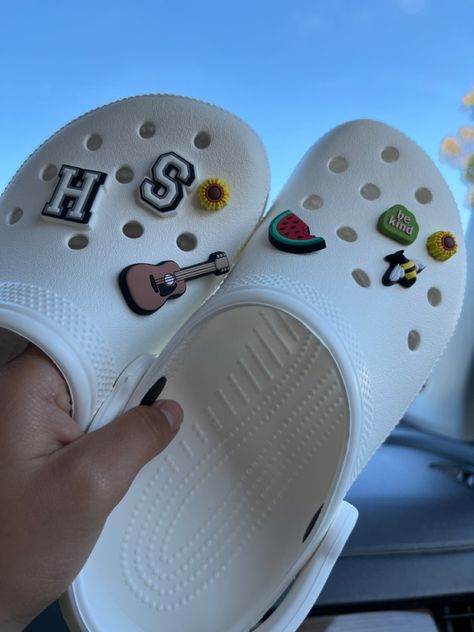 White Crocs Aesthetic, Jibbitz Crocs Ideas, Croc Decorations, Crocs Aesthetic, Styling Crocs, White Crocs, Crocs Fashion, Crocs Jibbitz, Everyday Fashion Outfits