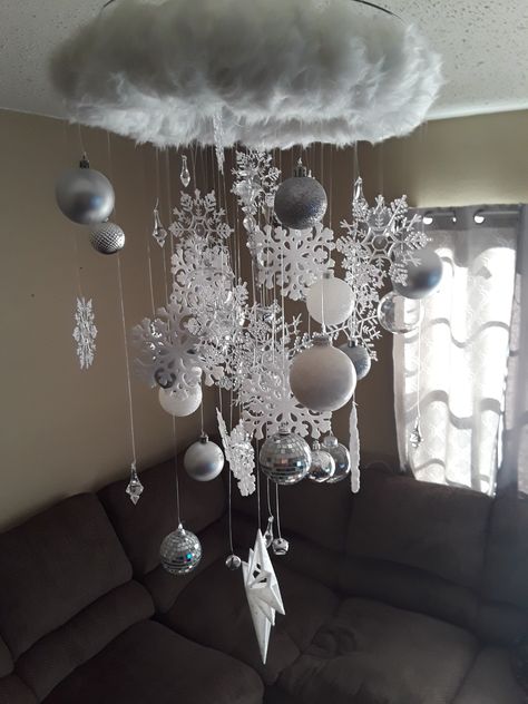 Winter Ceiling Decorations, Christmas Hanging Decorations Ceilings, Diy Christmas Chandelier, Kattokruunu Diy, Christmas Chandelier Ideas, Christmas Decor Ideas For School, Christmas Ceiling, Winter Wonderland Christmas Party, Christmas Ceiling Decorations