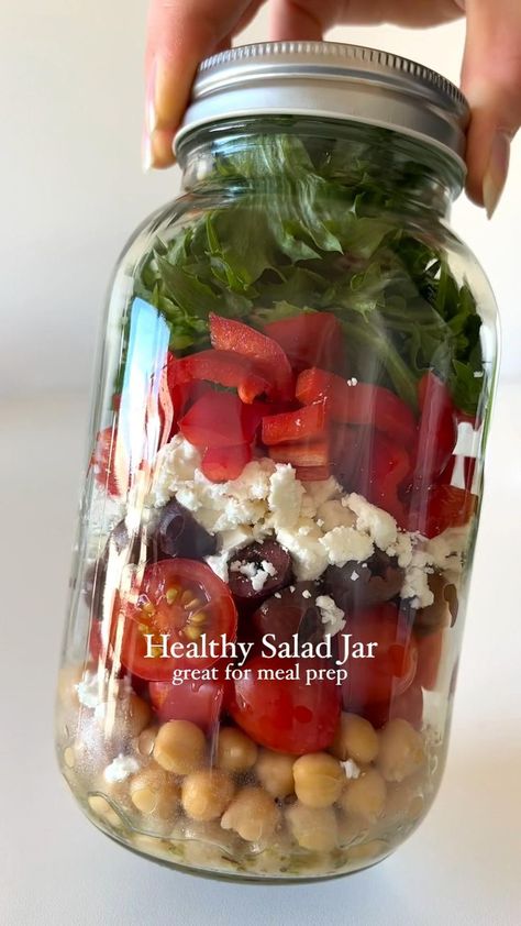 Mason Jar Salad Vegetarian, Mason Jar Meal Prep, Instagram Salad, Easy Lunch Idea, Salad Jar Recipe, Mason Jar Salad Recipes, Salad Recipes Healthy Easy, Mediterranean Salad, Mason Jar Salad