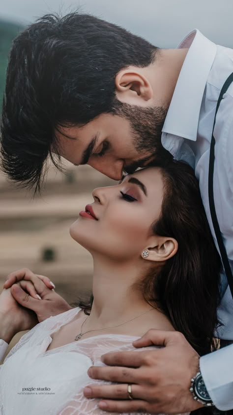 Pre Wedding Photoshoot Outfit, Wedding Photoshoot Props, Pre Wedding Photoshoot Outdoor, Couple Poses Photography, Wedding Photoshoot Poses, Romantic Couples Photography, Pre Wedding Poses, Wedding Couple Poses Photography, Couple Picture