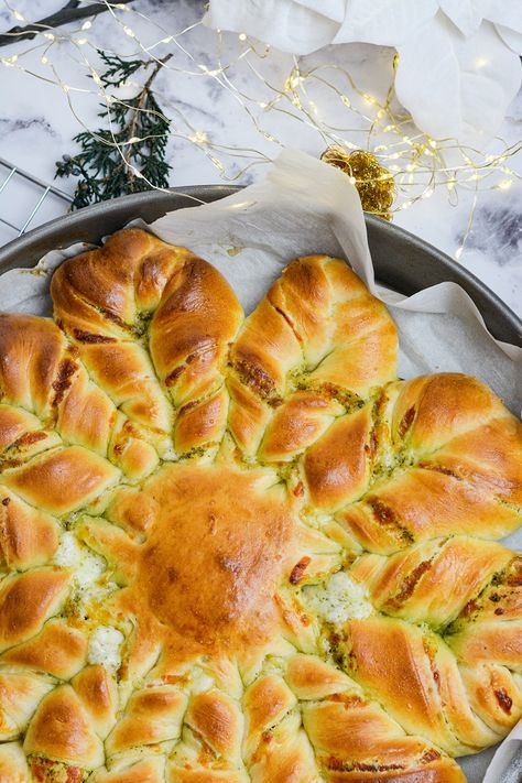 Cheese and Pesto Bread Star Pumpkin Appetizers, Cheese Stars, Baking Tricks, Baking Studio, Pesto Bread, Star Bread, Baking Homemade, Holiday Bread, Bread Serving