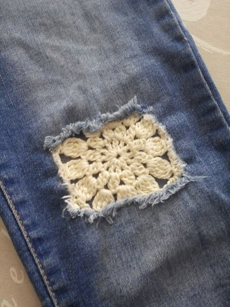 Denim And Crochet Ideas, Denim Crochet Ideas, Crochet On Fabric, Upcycle Crochet, Crochet Jeans, Återvinna Jeans, Denim Crafts Diy, Upcycle Clothes Diy, Fabric Christmas Ornaments Diy