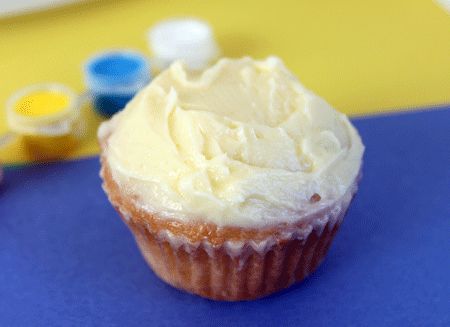 So this recipe,  which was passed down verbally by her father, is one Stephanie has been using on cupcakes for years, and while it's similar to the other recipe it calls for a mixture of milk and cornstarch rather than milk and flour.  It  seemed a little smoother and fresher tasting than the icing made with flour -- slick,  buttery, and deeply vanilla.  I still think I like powdered sugar frosting best, but if you’re looking for a less sweet icing or you just happen to be out of powdered sug... Corn Syrup Frosting, Cornstarch Frosting, Frosting Made With Flour And Milk, How To Make Frosting Thicker, 7 Minute Frosting Recipe Corn Syrup, Cornstarch Icing, Boiled Milk Frosting, Cupcake Flavours, Half Recipe