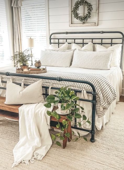 Iron Bedroom Ideas, Castle Ideas, Western Bedroom Decor, Farmhouse Style Bedrooms, Makeover Bedroom, Guest Bedroom Decor, Cottage Bedroom, Redecorate Bedroom, Farmhouse Bedroom Decor