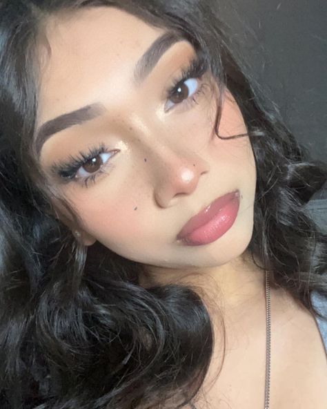 Quince Makeup Natural, Latina Aesthetic Makeup, Chicana Makeup, Latino Girl, Latin Makeup, Latina Makeup, Quince Hairstyles, Glam Makeup Look, Makeup Eye Looks