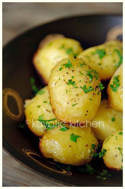 Potatoes baked in Chicken Broth. Garlic and Butter. They get crispy on the bottom but stay fluffy inside. Chocked full of flavor. Ayam Mentega, Potatoes Baked, Violet Color, Think Food, Side Recipes, Veggie Dishes, Spaghetti Squash, Vegetable Side Dishes, Vegetable Dishes