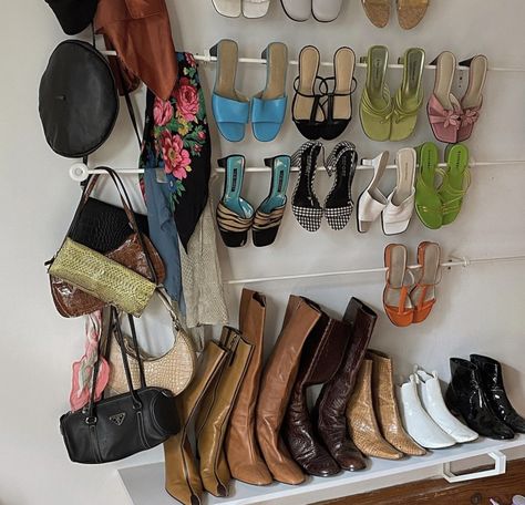 Heels Organization Ideas, Store Handbags Ideas, Shoe Organization Bedroom, Bag Shelf Display Bedroom, Purses Organization Ideas, Small Apartment Closet Organization, Shoe Collection Aesthetic, Creative Shoe Storage Ideas, Purse Storage Ideas