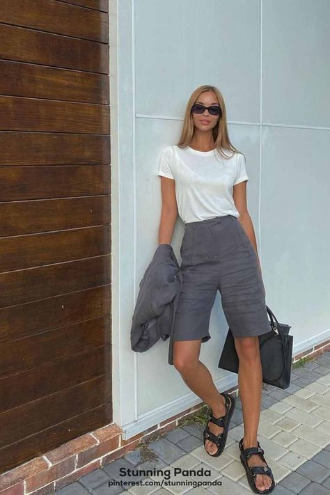 Bermuda Pants Outfits, Look Bermuda, Khakis Outfit, Bermuda Pants, Age Gracefully, Business Pants, Tailored Shorts, Aging Gracefully, Resort Style