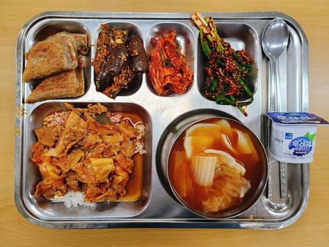 Korean School Lunch, Spicy Pork Bulgogi, Pork Bulgogi, Kimchi Soup, Soup Spicy, Korean School, Healthy Food Menu, Bento Recipes, Grocery Foods