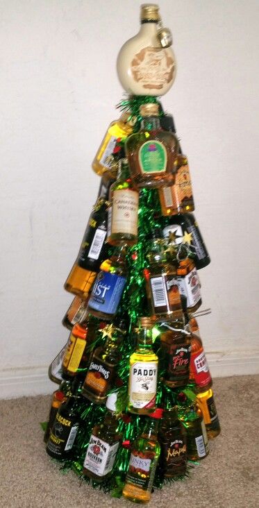 Mini bottle whiskey tree... One of each type of whiskey i could find. Mini Alcohol Christmas Tree, Alcohol Christmas Tree, Inexpensive Christmas Gifts For Friends, Alcohol Gift Baskets, Mini Alcohol Bottles, Diy Christmas Gifts For Friends, Liquor Gifts, Mini Liquor Bottles, Inexpensive Christmas Gifts