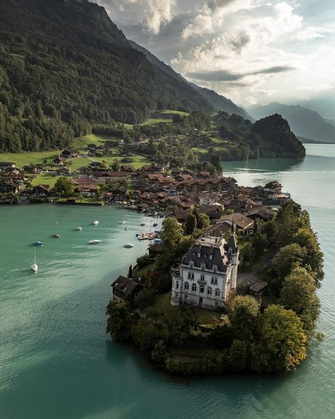 Iseltwald, a quiet spot by the lake where everything slows down and the views do all the talking. 🥹😍 Tips for visiting: - Arrive early to enjoy the calm before it gets busy 💪🏼 - Take a boat ride on Lake Brienz for stunning views 👀 - Walk the lakefront trail for the best photo spots 📸 - Grab lunch at a local café 🍽️ #LakeBrienz #Iseltwald #Switzerland Iseltwald Switzerland, Talking Tips, Lake Brienz, Interlaken, Boat Ride, Switzerland Travel, By The Lake, The Calm, Best Photo