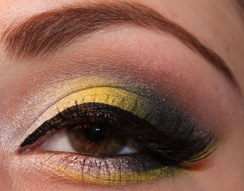 Hufflepuff Inspired Makeup Harry Potter Eyeshadow, Maquillage Harry Potter, Eyeliner Inspiration, Harry Potter Makeup, Bee Makeup, Color Eyeliner, Anime Eye Makeup, Makeup Help, Black Gradient