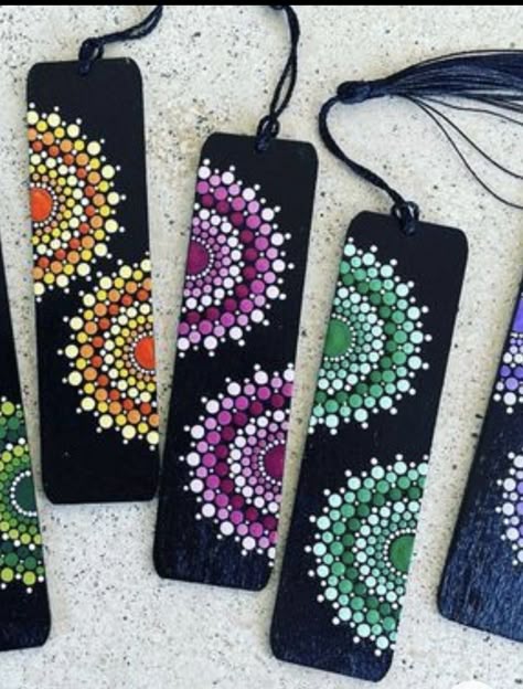 Hand Painted Birdhouses, Mandala Art Lesson, Bird Houses Painted, Diy Bookmarks, Mandala Rocks, Stencil Patterns, Mandala Design Art, Mandala Dots, Dot Art Painting