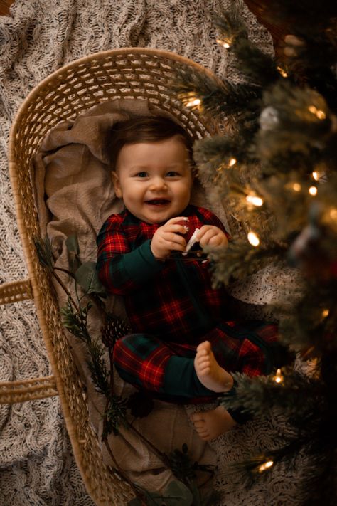 Baby's first christmas DIY picture Christmas Photos 1 Year, Newborn Christmas Diy Pictures, Baby In Box Christmas Photo, Christmas Photoshoot For Baby Boy, Kids Christmas Card Photoshoot Ideas, At Home Xmas Photos, 3 Month Baby Christmas Pictures, Baby In Front Of Christmas Tree, Baby In Christmas Stocking