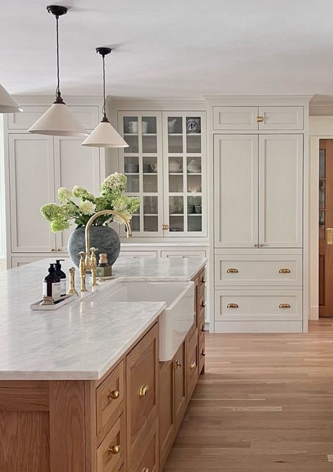 Kitchen Color Scheme, White Oak Kitchen, Oak Kitchen Cabinets, Classic Kitchen, Oak Kitchen, School House, Kitchen Inspiration Design, Kitchen Color, Kitchen Remodel Idea