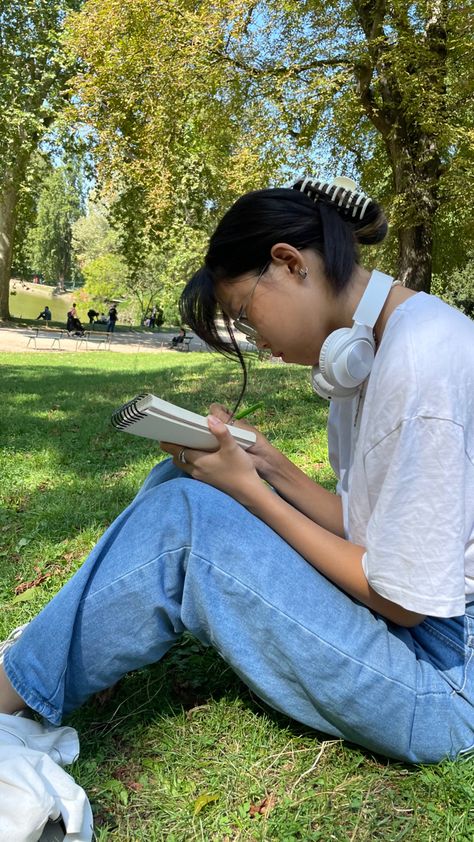 White Headphones Outfit, Blue Headphones Aesthetic, White Headphones Aesthetic, Aesthetic Asian Girl, Park Drawing, Pretty Picnic, Headphone Outfit, Casual White Shirt, Aesthetic Asian