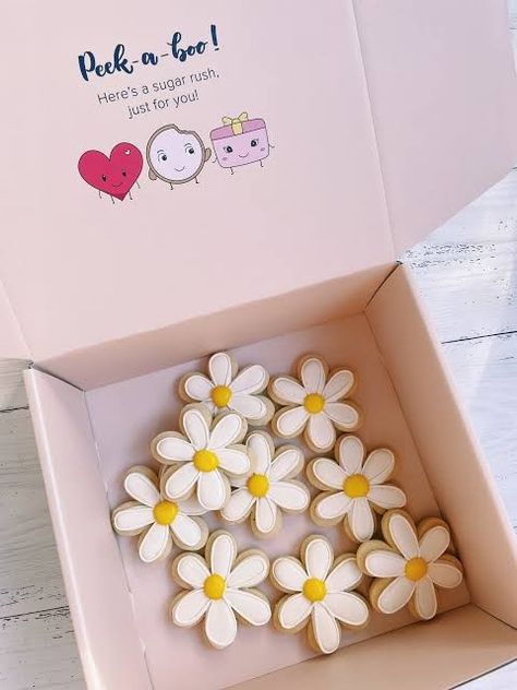 Daisy Theme Cookies, Daisy Flower Cookies, Daisy Flower Theme Birthday Party, Daisy Sugar Cookies Royal Icing, Edible Flower Cookies, Daisy First Birthday Cookies, Cake With Daisy Flowers, Daisy Theme Baby Shower Ideas, Daisy Decorations Party