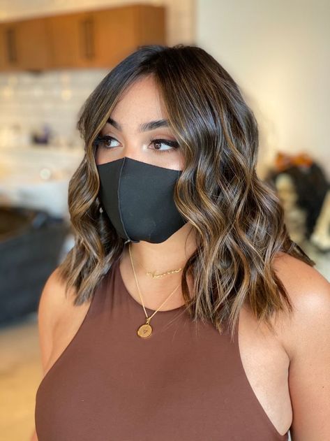 Brown Balayage For Short Hair, Lobs With Middle Part, Brown And Caramel Balayage Short Hair, Short Hair Ideas With Highlights, Balage Hair Brown Short, Short Black Hair With Brown Balayage, Short Hair Fall Balayage, Short Hair Bayalage Caramel, Short Balage Hair