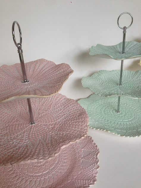 Earthenware lace cake stand by Sandy Godwin. Lace Cake, Art Coquillage, Pottery Store, Lace Crafts, Pottery Handbuilding, Soyut Sanat Tabloları, Slab Pottery, Cerámica Ideas, Cement Crafts