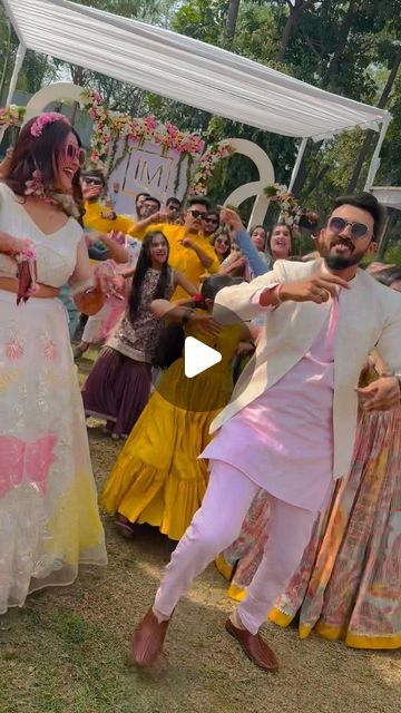 Viaana Manglani on Instagram: "BEST FLASH MOB EVER 🤩🤩

🌼Haldi Ceremony🌼

Bride: @thatstrongbee26 
Groom: @lalit_krishnani 
Choreography: @onemorethumka 
Event: @nda_events_india 

P.S. It’s just the part-1 🤪 part-2 is coming super soon🤩💃💃🕺😍

#haldicarnival #haldibride #haldigroom #haldiceremony #ndaevents #flashmobs #dancefaceoff #teambride #teamgroom #dance #wedding #choreography #onemorethumka #lovekimuss #thatlockdownlovestory #bridemuskaan #indianbigfatwedding #carnival #weddingideas #haldioutfits #haldireels
#bridetobe #bridesmaids #haldimakeup #eventplanner #weddinginspiration #love #photography #weddingdecor" Haldi Ceremony Bride, Haldi Groom, Flash Mob Dance, Haldi Bride, Wedding Choreography, Bride Groom Dancing, Haldi Outfits, Team Groom, Flash Mob