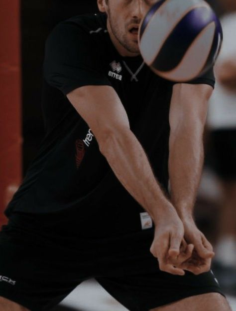 Men Volleyball Aesthetic, Vollyball Outfits, Men's Volleyball, Professional Volleyball, Volleyball Outfit, Volleyball Photography, Volleyball Wallpaper, Volleyball Poses, Cute Sporty Outfits