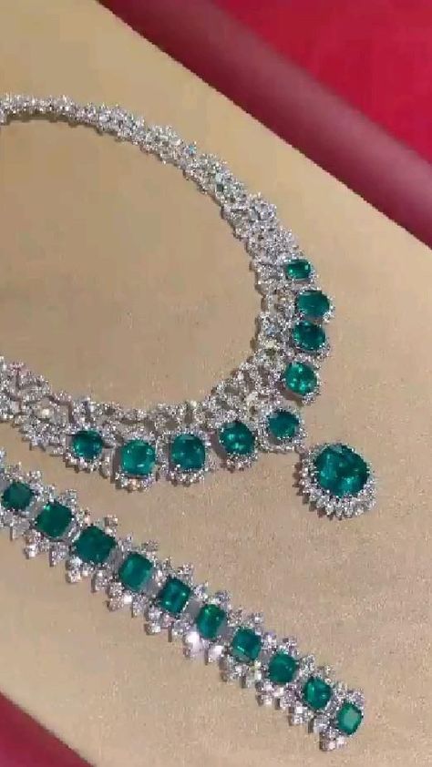 The most beautiful jewerly Diamond And Emerald Necklace, Bridal Diamond Necklace Design, Diamond Emerald Necklace, Most Expensive Jewelry, Emerald And Diamond Necklace, Emerald Jewellery, Beautiful Jewelry Diamonds, Bride Jewelry Set, Neck Pieces Jewelry