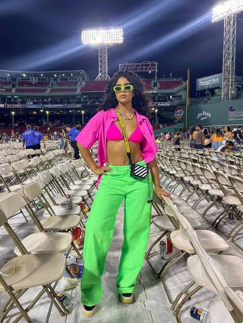 Neon Festival Outfit Ideas, Badbunny Concert Outfits, Colorful Concert Outfit Ideas, Bad Bunny Outfits For Women, Maluma Concert Outfit Ideas, Bad Bunny Concert Outfit Ideas Cowgirl, Cargo Pants Rave Outfit, Sneaker Concert Outfit, Reggaeton Concert Outfit Ideas