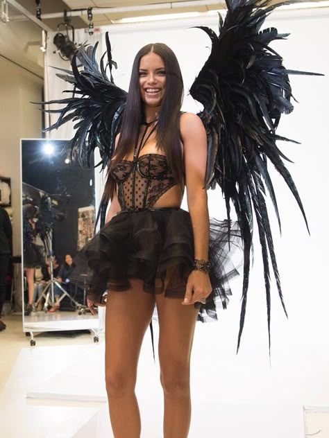 Victoria Secret Angel Costumes, Black Angel Costume, Mode Gossip Girl, Angel Halloween Costumes, Angel Costume, Vs Fashion Shows, Trendy Halloween Costumes, Hot Lingerie, Halloween Costume Outfits