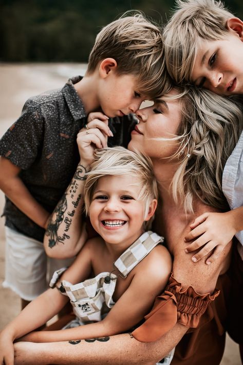 Photo Gallery | Breckenridge Family Photographer & Maternity Photographer Mom Photo Shoots, Boho Family Photos, Outdoor Family Photoshoot, Large Family Photos, Family Photoshoot Poses, Fall Family Portraits, Outdoor Family Photography, Fall Family Photo Outfits, Outdoor Family Photos