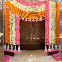 The Bridal Affair India® (@bridalaffairind) • Instagram photos and videos Wedding Gate Decor, Entrance Decor Ideas, Intimate Home Wedding, Floral Decor Ideas, Hanging Floral Decor, Roka Ceremony, Pooja Door Design, Wedding Gate, Indian Wedding Flowers