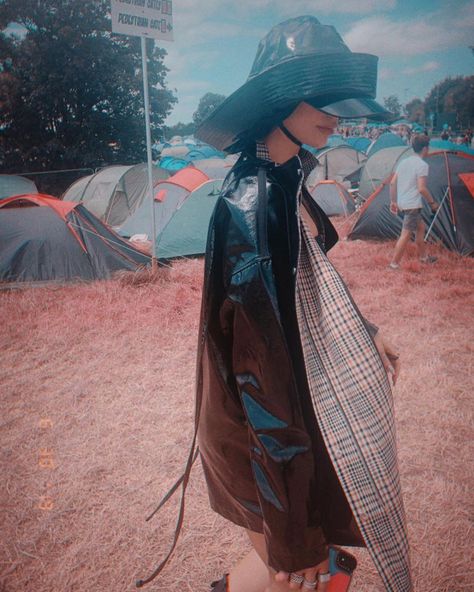 Rainy Weather Outfits, Black Raincoat, Rainy Day Fashion, Music Festival Fashion, Glastonbury Festival, Smart Outfit, 5 K, Instagram Music, Rainy Weather