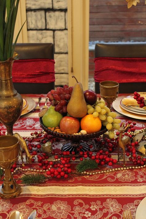 Medieval Banquet Dinner Party with Menu, Recipes & Games Medieval Table Setting, Medieval Table Decorations, Medieval Dinner Party, Crown Roast Beef, Medieval Party Decorations, Skyrim Party, Medieval Dinner, Chic Party Ideas, Pears In Red Wine