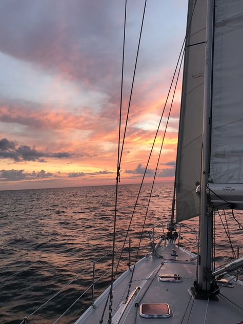 Sailing Aesthetic Wallpaper, Bateau Aesthetic, Sail Aesthetic, Sail Boat Aesthetic, Boat Life Aesthetic, Sailboat Aesthetic, Skyline Aesthetic, Sailing Aesthetic, Aesthetic Scenery