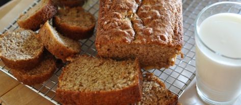 When I was growing up, my mom made us banana loaf. It was moist and had warm-tasting spices of cinnamon, nutmeg and cloves, reminiscent of apple or pumpkin pie. Large Batch Banana Bread Recipe, Pumpkin Banana Muffins, Super Moist Banana Bread, Cooking Bananas, Mom On Timeout, Easy Banana Bread Recipe, Healthy Chocolate Chip, Healthy Cake Recipes, Vegan Banana Bread