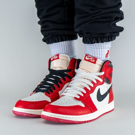 Sneaker Wallpaper, Air Jordan Retro 1 High, Sneakers Wallpaper, Air Jordan Retro 1, Nike Jordan 1, Jordan Ones, Guitar Obsession, Light Sneakers, Jordan Retro 1