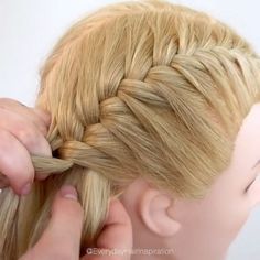 French Braid Step By Step, Braid Step By Step, French Braid Short Hair, How To French Braid, Video Hairstyles, Braids Step By Step, Braiding Your Own Hair, Hair Braid Videos, Peinados Fáciles Para Cabello Corto