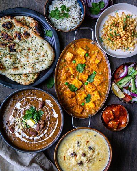 "Sharing a staple Diwali menu that is also one of my favorite party menus. It's easy, quick and best part these recipes are classic and crowd pleaser!! If you are looking for that last minute idea for your #diwalidinner hope this helps!! In the pic 🌟Dal Makhani 🌟Mutter Paneer 🌟Garlic Naan 🌟Zeera Rice 🌟Onions 🌟Boondi Raita 🌟Mixed Salad (KACHUMBAR) 🌟Lemon pickle 🌟Rice Kheer Wishing everyone a very happy and Prosperous Diwali! May there be love, light, happiness and peace always! 🌟💕" Diwali Dinner Recipes, Diwali Dinner Ideas, Diwali Dinner Menu Ideas, Diwali Party Food Ideas, Party Food Plates, Party Main Course, Diwali Dinner, Boondi Raita, Christmas Hosting