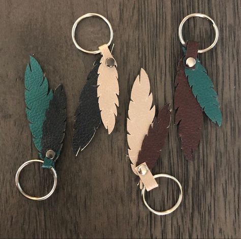 Leather Craft Keychain, Faux Leather Craft Ideas, Faux Leather Crafts Diy, Cricut Leather Keychain, Faux Leather Crafts Cricut, Faux Leather Keychain Cricut, Diy Faux Leather Projects, Cricut Leather Projects, Faux Leather Projects