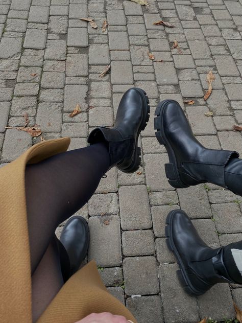 Boots Selfie, Boho Womens Clothing, Architecture Design Sketch, Best Friends Aesthetic, Foto Poses, Tights And Boots, Final Fantasy Xiv, Foto Ideas Instagram, Beautiful Long Hair