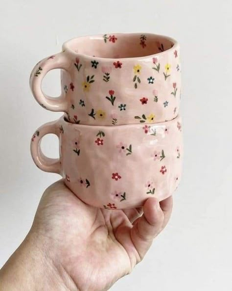 Ceramic Cafe, Diy Pottery Painting, Pottery Painting Designs, Tanah Liat, Pretty Mugs, Keramik Design, Pottery Crafts, Diy Pottery, Ceramics Pottery Art