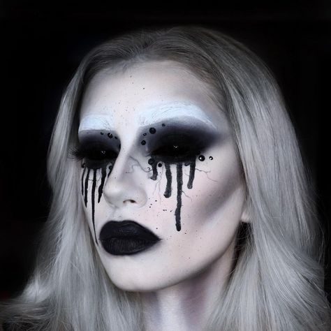 Creepy Black Eye Makeup, Easy Demon Costume, Girl Grim Reaper Makeup, Grim Reaper Makeup Kids, Grim Reaper Makeup Female Easy, Scary Angel Makeup, Grim Reaper Makeup Female, Easy Demon Makeup, Halloween Looks For Women