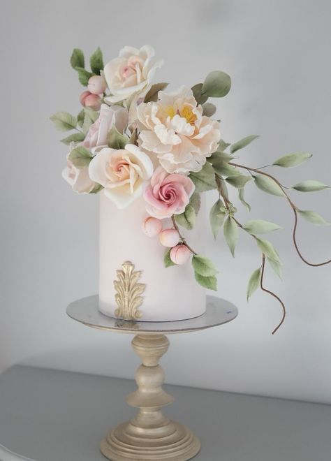 Simple Wedding Cake Decorating Ideas, Fresh Flowers On Wedding Cake, Wedding Cake With Fondant Flowers, Fondant Fancy Wedding Cake, Cake Wedding Flowers, Wedding Cake Spiral Flowers, Wedding Cake With 3d Flowers, Cake With Gumpaste Flowers, Wedding Cake Sugar Flowers