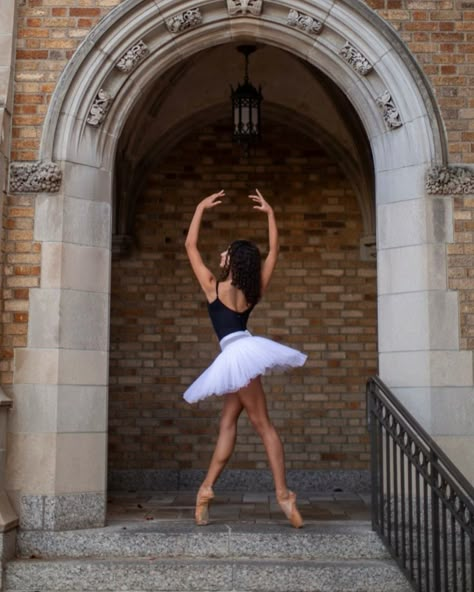 Pointe Photoshoot Ideas, Ballet Poses For Pictures, Pointe Dance Photography, Ballerina Poses Photography, Fall Ballet Photoshoot, Pointe Dancer Photography, Ballerina Senior Pictures, Ballet Poses Photography, Dance Photoshoot Ideas Outdoors