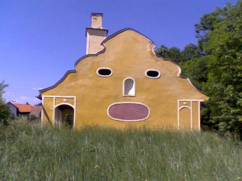 Houses with Human Face! Weird Houses, Unusual Houses, Things With Faces, Image Meme, Face Pics, Crazy Houses, Human Faces, Bg Design, Unusual Buildings