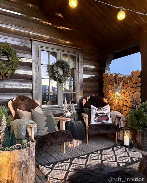 Cabin Patio, Outdoor Living Deck, Cabin Modern, Log Cabin Living, Sauna House, Log Cabin Interior, Cabin Chic, Winter Porch, Cosy Corner