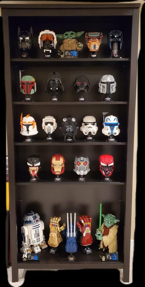 Lego Marvel Display, Lego Helmet Display Ideas, Lego Sets Display Ideas, Star Wars Funko Pop Display, Lego Helmet Display, Display Lego Creations, Lego Display Ideas Shelves, Star Wars Lego Display, Lego Set Display Ideas