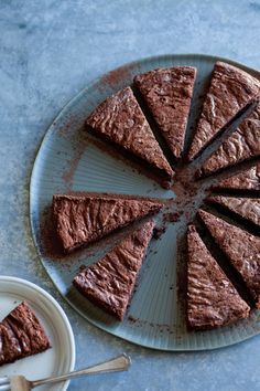 The secret to this rich brownie cake from Williams Sonoma is no surprise: choose high-quality dark chocolate, at least 70% cacao. The finished product has the consistency of a dense,… Chocolate Brownie Cake, Chocolate Heaven, Gateaux Cake, Chocolate Cakes, Brownie Cake, Breakfast At Tiffanys, Köstliche Desserts, Cake Chocolate, Yummy Yummy