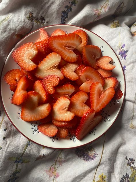 Strawberry Heart Aesthetic, Strawberry Heart Cake, Heart Strawberries, Strawberry Heaven, Strawberry Love, Strawberry Heart, Fruit Love, Strawberry Hearts, Strawberry Summer