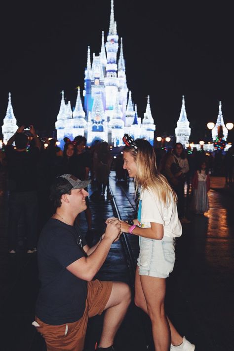 Disney Proposal Engagement, Disney Couple Pictures, Disney Proposal Ideas, Proposal Ideas Disney, Disney World Proposal, Proposal Places, Disneyland Proposal, Disney Engagement Pictures, Disney World Engagement